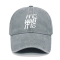 Dettaglio del ricamo 'IT IS WHAT IT IS' su cappello da baseball in cotone lavato - M(56-58cm) / Grigio chiaro