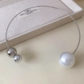 Elegante zilveren metalen choker met één grote parel en twee kleine zilveren kralen - 16# Ronde Parelschoker