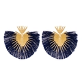 Boho-Ohrstecker in Fächerform in Gold mit dunkelblauen Seidenfransen auf weißem Hintergrund - KC Gold Dunkelblau (4399)