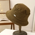 Brauner Fischerhut aus Waffelstrick auf Holzständer in warmer, minimalistischer Umgebung - M (56-58cm) / Camel