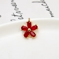 Vue macro d'un pendentif fleur en zircon rouge avec doubles boucles pour bijoux DIY - Rouge