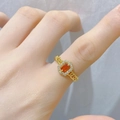 Nahaufnahme eines Goldrings mit orangefarbenem Edelstein und Diamanten am Kettenglied - Oranger Rechteckstein Stil (H)