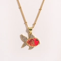Dettaglio del ciondolo a forma di pesce dorato con smalto rosso e strass scintillanti - Pesce rosso rosa