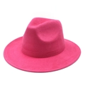 Détail d'un chapeau fedora fuchsia en suédine avec calotte classique et coutures soignées - M (56-59cm) / Rose Rouge Suède