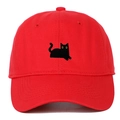 Casquette de baseball rouge avec broderie chat noir et yeux jaunes sur fond blanc - Réglable / Rouge