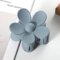 Dettaglio della molletta per capelli a fiore blu opaco con molla in metallo - 7cm / Grigio