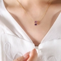 Collier en acier titane doré avec un pendentif en zircon violet de taille carrée - Violet/Février