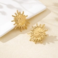 Goldene Legierung Sonnenohrstecker mit Hammerschlag-Textur auf elegantem Steinhintergrund - C-Gold Sonnenform
