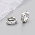 Detailaufnahme silberner Huggie-Ohrringe mit drei Reihen mikro-pavé-gefasster Zirkonia - Vollbesetzter Diamant-Stil / Mittel / Weißgold