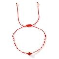 Detalle de una pulsera trenzada roja con cuentas de ágata y nudo corredizo ajustable - Estilo Trenzado de Ágata Roja