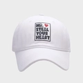 Détail d'une casquette blanche en coton avec imprimé Mr. Steal Your Heart et cœur rouge - Réglable / Blanc