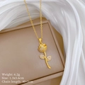 Macro-opname van gouden rooshanger met kristallen op witte zijde en sieradendoos - Roos Hanger Titanium Stalen Ketting (F522)