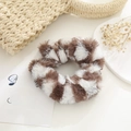 Détail d'un chouchou en peluche à carreaux marron et blanc avec une texture douce d'hiver - Carreaux Marron Blanc