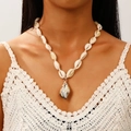 Collier bohème orné de coquillages blancs naturels et grand pendentif en conque spirale - Conque 0689