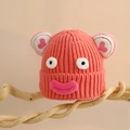 Dettaglio del cappello in maglia rosa acceso con trama spessa e buffo viso a fumetti - Taglia Unica (1-5 Anni) / Fucsia