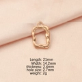 Detailansicht des goldenen rechteckigen Rahmenanhängers mit Maßen 21mm mal 14,2mm - Roségold
