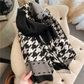 Ζεστό κασκόλ houndstooth με γκρι χρωματικές αντιθέσεις και κρόσσια σε μπεζ καρέκλα - Μαύρο και Γκρι