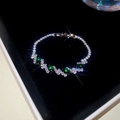 Dettaglio del bracciale in argento con zirconi ovali verdi e strass su velluto nero - Verde