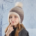 Winter gebreide muts voor meisjes in bruin-beige verloop met zachte faux-fur pompon - koffiekleur