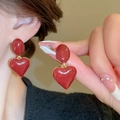 Dettaglio di eleganti orecchini a cuore rosso con tocchi dorati indossati da una modella - Forma a Cuore Liscio / Cuore Rosso (66# Perno in Argento)