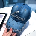 Berretto da baseball in denim blu scuro con decorazione LOVE in strass e bordi usurati - Regolabile / Lettera LOVE - Blu Scuro