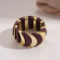 Dettaglio del braccialetto elastico in acrilico bordeaux e oro su sfondo di pietra - Bracciale-Rosso
