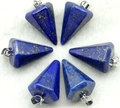 Vue macro de six pendentifs cônes en lapis-lazuli avec fermoirs argentés sur fourrure blanche - Lapis-lazuli