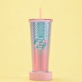 Dettaglio del bicchiere borchiato sfumato rosa e blu con testo BEST MOM EVER e fiori - Sfumatura blu e rosa