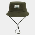 Detalle de sombrero de pescador verde oscuro con parche de montaña y cordón de viento - Talla única / Verde Militar
