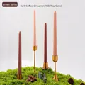Velas cónicas Morandi 25cm tonos café y canela con elegantes portavelas dorados - Colores café