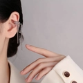 Manguito de oreja plateado de varias capas con circonitas y borlas de cadena larga - Cobre / Oro Blanco