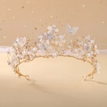 Detalle de corona barroca dorada con flores blancas y mariposas de cristal brillante - Oro KC Blanco