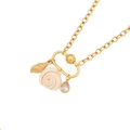 Collar de acero dorado con colgante de concha rosa y amuleto de caracol sobre fondo blanco - Estilo Concha Rosa y Caracola (5#)