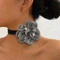 Detalle de gargantilla de camelia en tela gris con adornos de diamantes de imitación - Verde Grisáceo