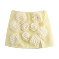 Mini-jupe en tweed à carreaux jaunes ornée de fleurs 3D blanches de style élégant - S / Jaune