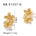 Detailansicht der goldenen Blumenohrringe mit gerippten Blättern und Maßen in cm - Goldener Doppelblumenstil (NB-E1257-G)