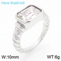Anello a fascia intrecciata argento con una grande gemma rettangolare chiara, misura 6 a 9 - US 6 / Anello d'argento con pietra bianca (KR111478-GC)