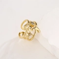 Detail eines goldenen Rings mit Hand der Fatima und Mond auf weißem Steinsockel - Hamsa-Hand-Multi-Element-Stil (1CR0201CX) / Gold