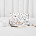Piccola borsa quadrata bianca con motivo geometrico nero e tracolla a catena dorata - Bianco