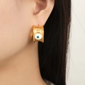 Goldene Ohrstecker mit Hammerschlag-Optik, blau-weißes Evil Eye Emaille-Design - Goldene Ohrringe