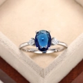 Anello classico in argento con gemma blu ovale e diamanti laterali nella scatola - US 7 / Blu