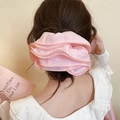 Détail d'un chouchou rose en dentelle multicouche porté par un modèle de dos - 27# Rose Multicouche Plissé (HH3984)