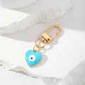 Detail eines Evil Eye Herz-Schlüsselanhängers mit blauem Emaille und Gold-Karabiner - Himmelblaues Herz