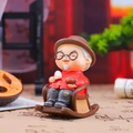 Statuina nonno in resina con abito rosso seduto su sedia a dondolo con ventaglio - 1220-1A Nonno sedia a dondolo