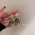 Boucles d'oreilles vintage en résine avec motif marbre gris et bords en métal doré - Gris