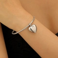 Elegante bracciale a catena serpente argentata con ciondolo a cuore su polso - Bracciale a Spina di Pesce con Ciondolo a Cuore Argento (A-541)