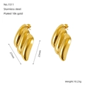 Detailansicht der 27mm wellenförmigen Ohrstecker aus Edelstahl mit 18K Goldbeschichtung - Unregelmäßiger Wellenstil (ZE1511G)