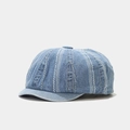Makroaufnahme von blauem gewaschenem Denim-Miki-Hut mit weißen Streifen und feinen Nähten - Verstellbar / Hellblau