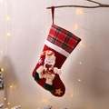 Calza di Natale con pupazzo di neve 3D e risvolto a quadri rossi appesa al ramo - Pupazzo di Neve a Quadri Rosso