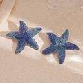 Dettaglio degli orecchini a stella marina sfumata blu con strass scintillanti - Stella marina sfumata blu (Perno in argento 925)